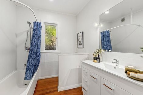 Photo of property in 86 Nicholson Road, Khandallah, Wellington, 6035