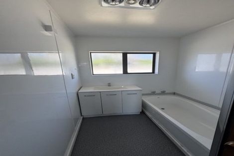 Photo of property in 2 Darlington Place, Glendene, Auckland, 0602