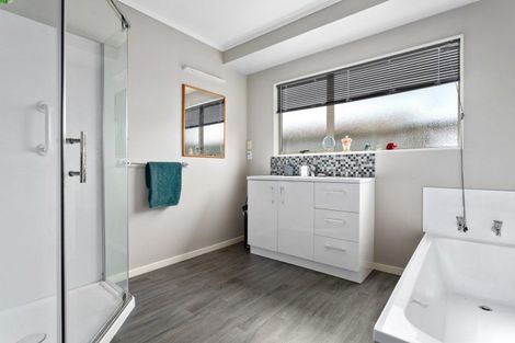 Photo of property in 13 Edgewater Grove, Whakatane, 3120