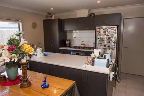 Photo of property in 8 Brindle Way, Newlands, Wellington, 6037