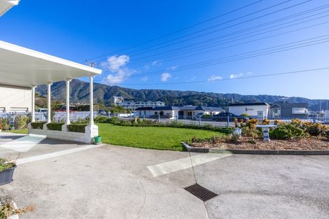 Photo of property in 40-42 Waikawa Road, Picton, 7220