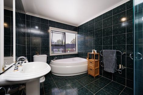 Photo of property in 27 Royal Oak Drive, Kelvin Grove, Palmerston North, 4414