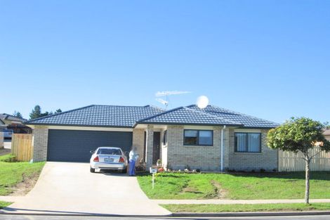 Photo of property in 40 Glenveagh Park Drive, Weymouth, Auckland, 2103