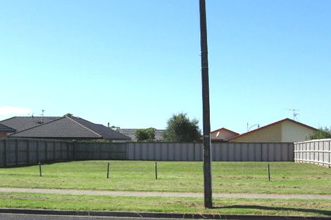 Photo of property in 28 Beach Road, Te Atatu Peninsula, Auckland, 0610