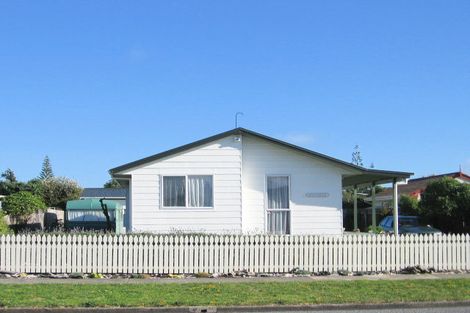 Photo of property in 10 Reeves Street, Waikanae Beach, Waikanae, 5036