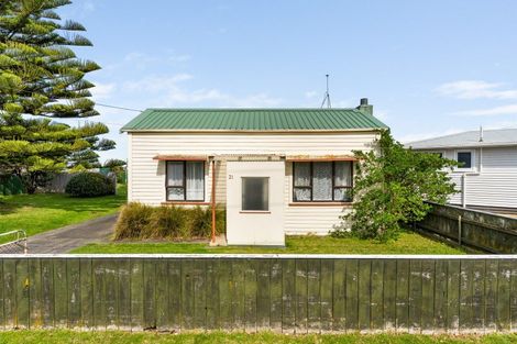 Photo of property in 21 Hood Street, Castlecliff, Whanganui, 4501