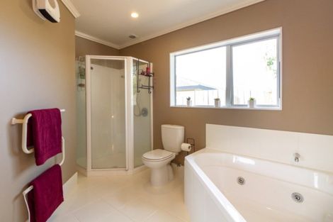 Photo of property in 174 Schnell Drive, Kelvin Grove, Palmerston North, 4414