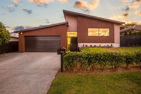 Photo of property in 32 Tongariro Drive, Aotea, Porirua, 5024