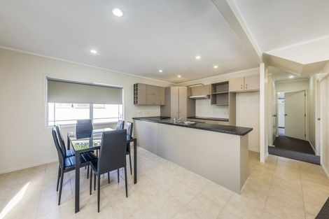 Photo of property in 27a Rotoiti Avenue, Pakuranga Heights, Auckland, 2010