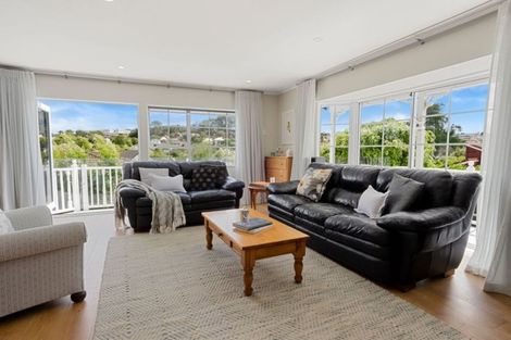 Photo of property in 2/10 Landsberg Way, Windsor Park, Auckland, 0632