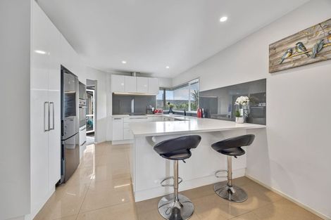 Photo of property in 6 Hanly Close, West Harbour, Auckland, 0618