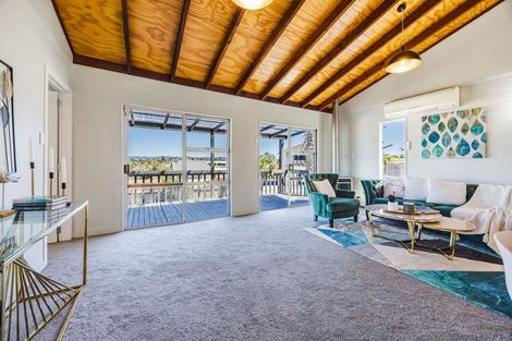 Photo of property in 4/89a Royal Road, Massey, Auckland, 0614