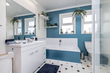 Photo of property in 13 Turville Crescent, Newlands, Wellington, 6037