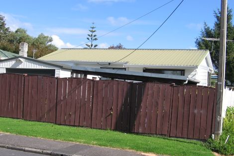 Photo of property in 13a Ward Crescent, Te Atatu Peninsula, Auckland, 0610