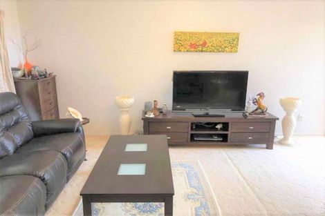 Photo of property in 47 Dalwhinnie Parade, Highland Park, Auckland, 2010