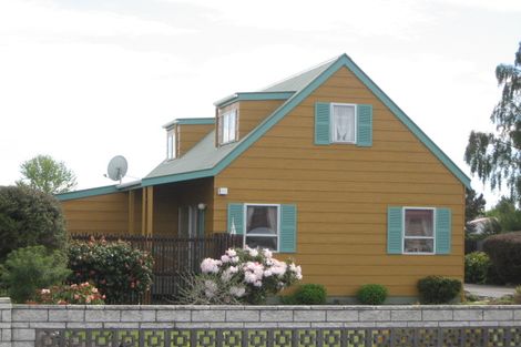 Photo of property in 17 Momorangi Crescent, Redwood, Christchurch, 8051