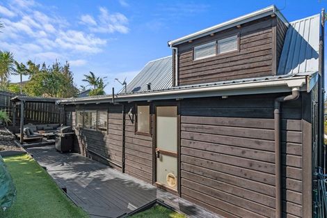 Photo of property in 2/31 Kiteroa Terrace, Rothesay Bay, Auckland, 0630