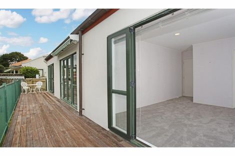 Photo of property in 2/7 Ribbonwood Crescent, Goodwood Heights, Auckland, 2105