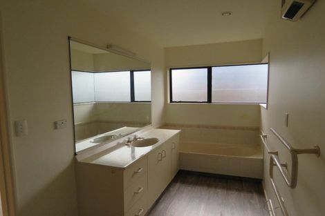 Photo of property in 5 Kellyville Heights, Merrilands, New Plymouth, 4312