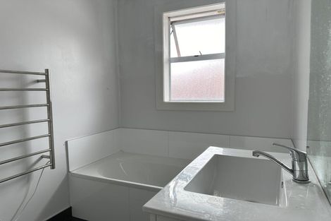 Photo of property in 16 Buscomb Avenue, Henderson, Auckland, 0610