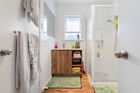 Photo of property in 5 Thomas Rea Place, Te Atatu South, Auckland, 0610