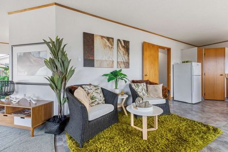 Photo of property in 28 Edgewater Parade, Waiuku, 2123