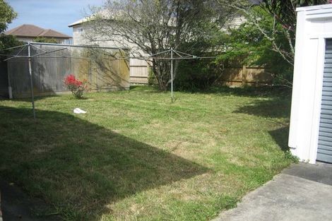 Photo of property in 2/124 Te Atatu Road, Te Atatu South, Auckland, 0610