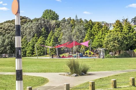 Photo of property in 118 Lynn Road, Bayview, Auckland, 0629