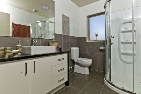 Photo of property in 1 Stow Place, Henderson, Auckland, 0612