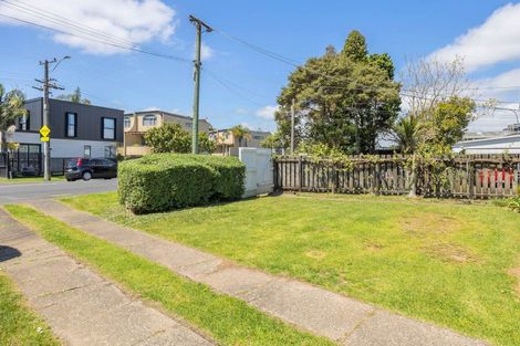 Photo of property in 1/6 Hillcrest Avenue, Hillcrest, Auckland, 0627