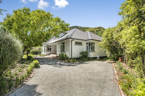 Photo of property in 23 Pukatea Street, Eastbourne, Lower Hutt, 5013