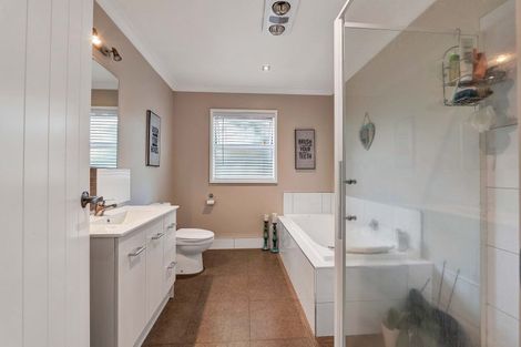 Photo of property in 15a Heta Road, Highlands Park, New Plymouth, 4312