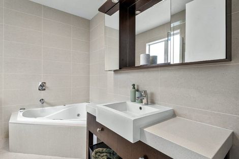 Photo of property in 76 Travis View Drive, Fairview Heights, Auckland, 0632