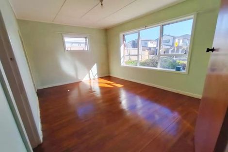 Photo of property in 8 Armstrong Place, New Lynn, Auckland, 0600