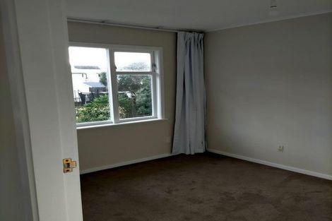 Photo of property in 2/139 Queens Drive, Lyall Bay, Wellington, 6022