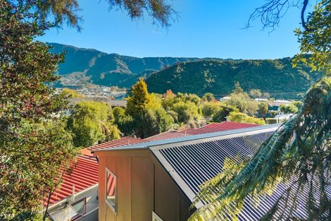 Photo of property in 33 Milton Terrace, Picton, 7220