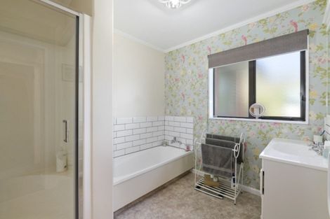 Photo of property in 11 Greenwood Place, Fitzherbert, Palmerston North, 4410