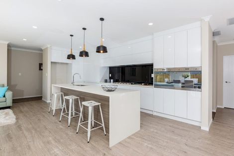 Photo of property in 18 Syd Grant Crescent, Orewa, 0931