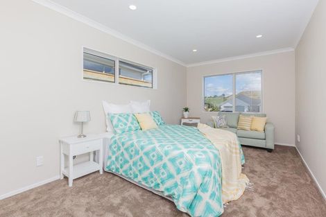 Photo of property in 18 Syd Grant Crescent, Orewa, 0931