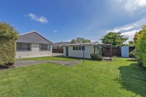 Photo of property in 33 Farquhars Road, Redwood, Christchurch, 8051