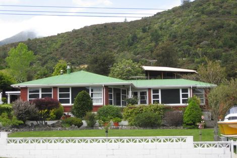 Photo of property in 164 Waikawa Road, Picton, 7220