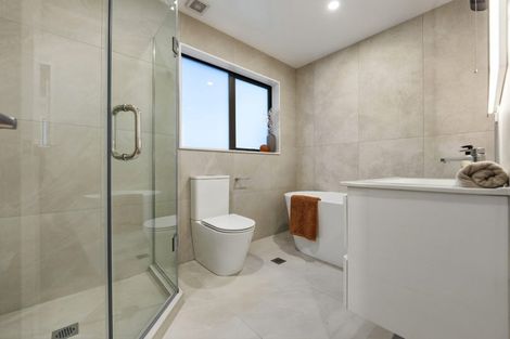 Photo of property in 8c Catalina Crescent, Forrest Hill, Auckland, 0620