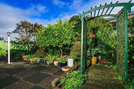 Photo of property in 2/82 Pupuke Road, Hillcrest, Auckland, 0627