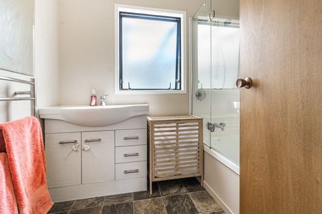 Photo of property in 50 Athena Drive, Totara Vale, Auckland, 0629