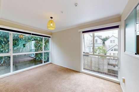 Photo of property in Victoria Court, 7/4 Queen Street, Mount Victoria, Wellington, 6011