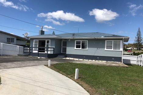 Photo of property in 20 Sylvan Crescent, Te Atatu South, Auckland, 0610