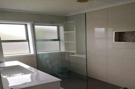 Photo of property in 12 Bamboo Grove, Kelston, Auckland, 0602