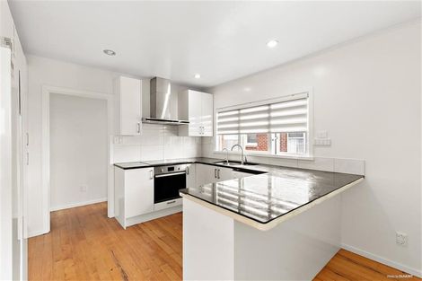 Photo of property in 1 Chatsworth Crescent, Pakuranga Heights, Auckland, 2010