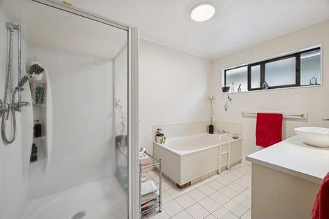 Photo of property in 8a Gemini Place, Kawaha Point, Rotorua, 3010