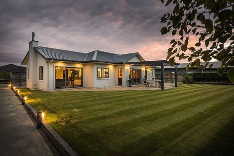 Photo of property in 37 Chestnut Close, Kelvin Grove, Palmerston North, 4414